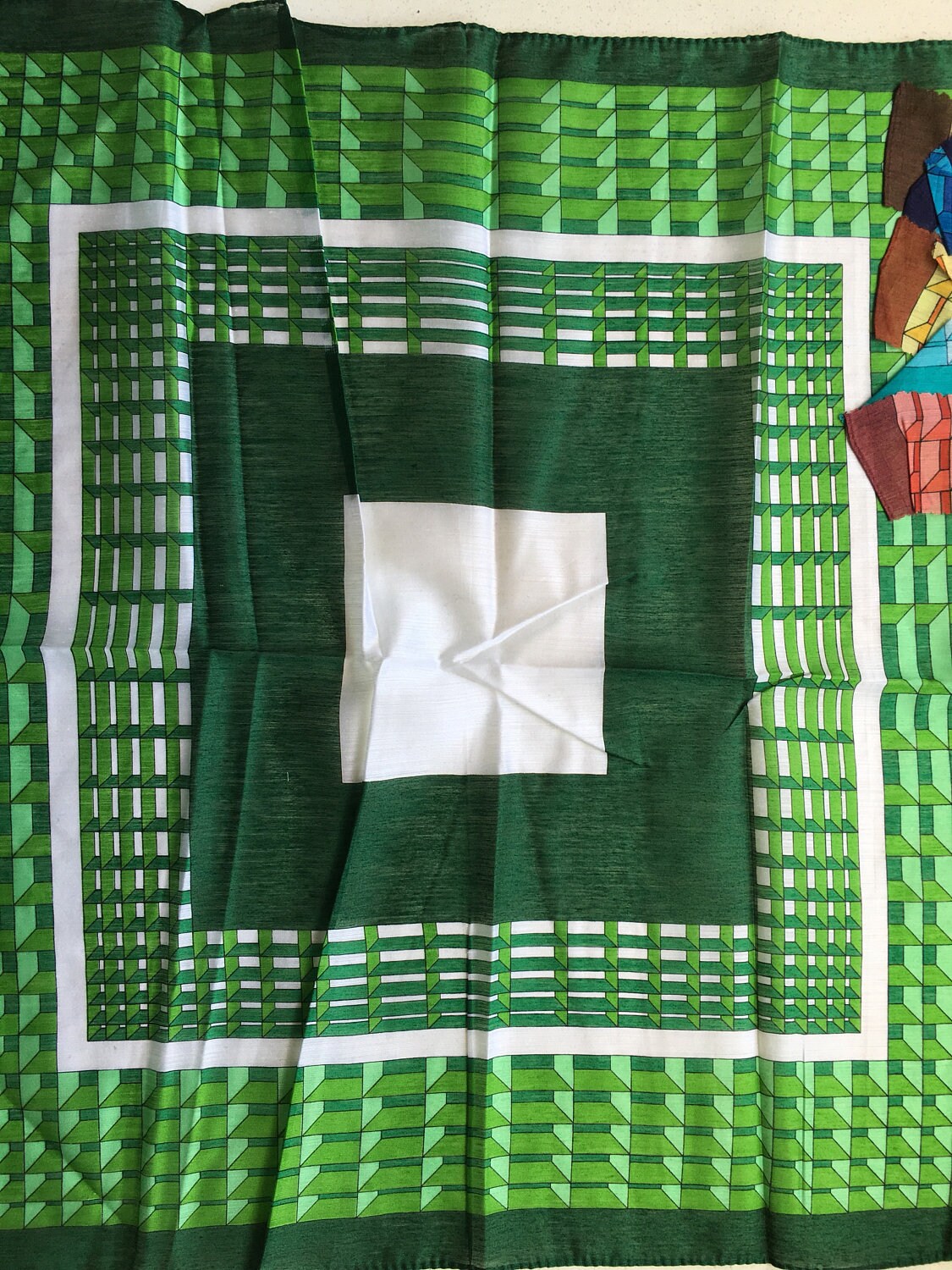 Retro-Design-Taschentuch Aus Den 1970Er Jahren Bestand. Vintage, Unbenutzt Und Perfekt Retro-Design-Taschentuch Aus Den 1970Er Jahren Bestand. Vintage, Unbenutzt Und Perfekt von JohnTjadenScarves