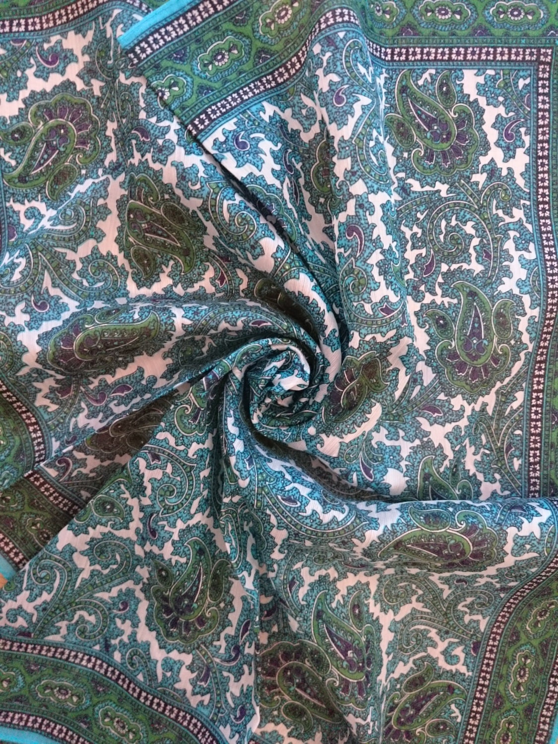 Vintage Schal/Taschentuch - Blau Und Grün Paisley Design Unbenutzt Perfekt Aus Den 1970Er Jahren Lager Vintage Schal/Taschentuch - Blau Und Grün Paisley Design Unbenutzt Perfekt Aus Den 1970Er Jahren Lager von JohnTjadenScarves