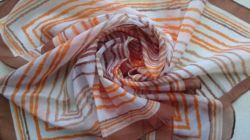 Vintage-Schal Von Odile St. Germain Paris - Gedruckt Polyester-Chiffon Braun, Creme Und Orange Retro-Streifen Unbenutzt Perfekt Der 1970Er Jahre Vintage-Schal Von Odile St. Germain Paris - Gedruckt Polyester-Chiffon Braun, Creme Und Orange Retro-Streifen Unbenutzt Perfekt Der 1970Er Jahre von JohnTjadenScarves