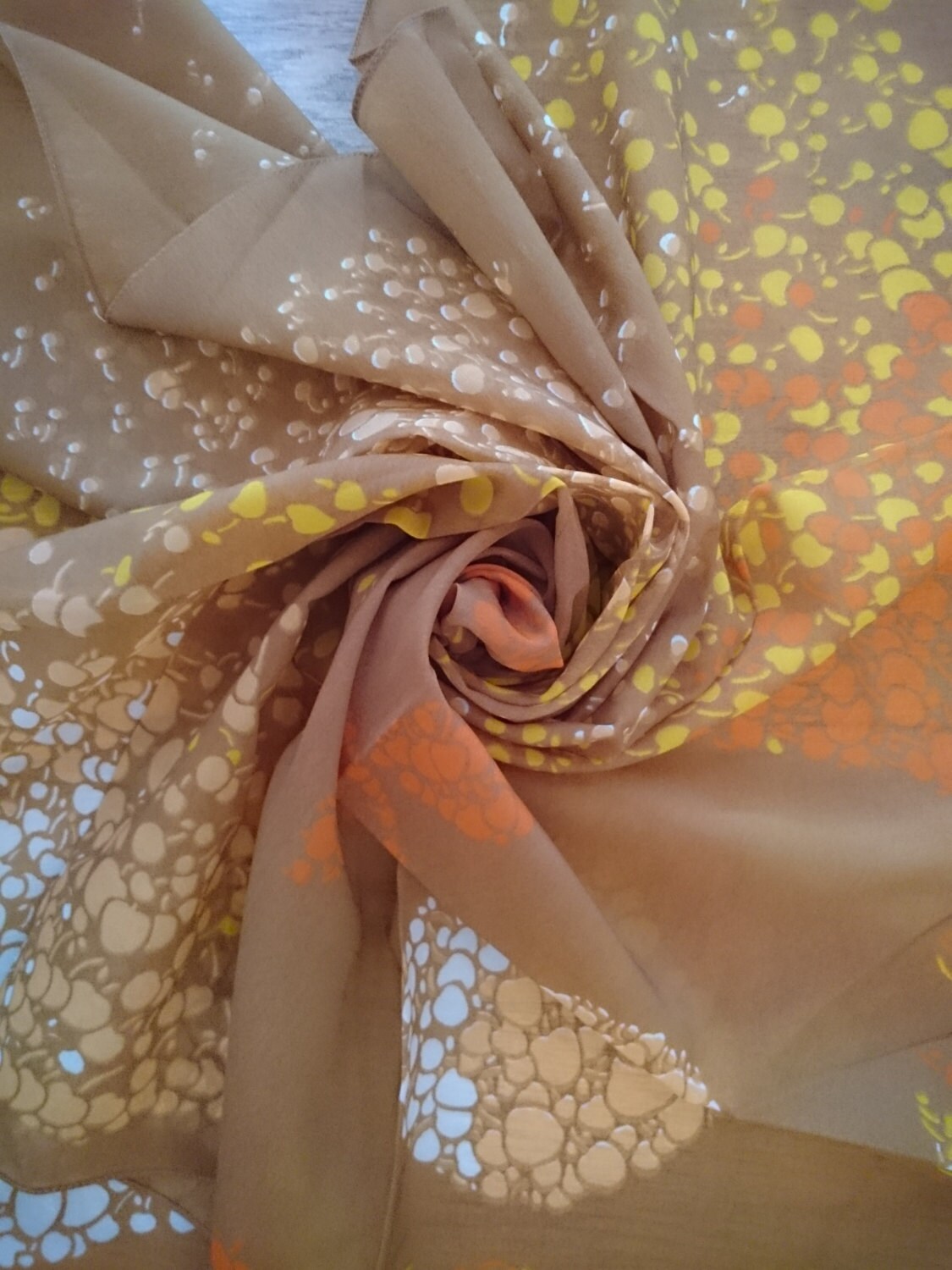 Vintage Square Polyester Mousseline Schal - Abstrakte Kirsche Design Braun, Orange Und Weiß Unbenutzt Perfekt Aus Den 1970Er Jahren Lager Vintage Square Polyester Mousseline Schal - Abstrakte Kirsche Design Braun, Orange Und Weiß Unbenutzt Perfekt Aus Den 1970Er Jahren Lager von JohnTjadenScarves
