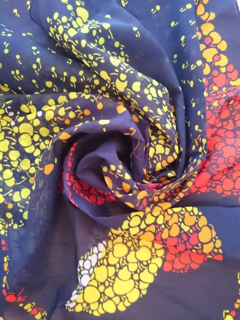 Vintage Square Polyester Mousseline Schal - Abstrakte Kirsche Design Dunkelblau, Grün, Orange Und Rot Unbenutzt Perfekt Aus Den 1970Er Jahren Lager von JohnTjadenScarves