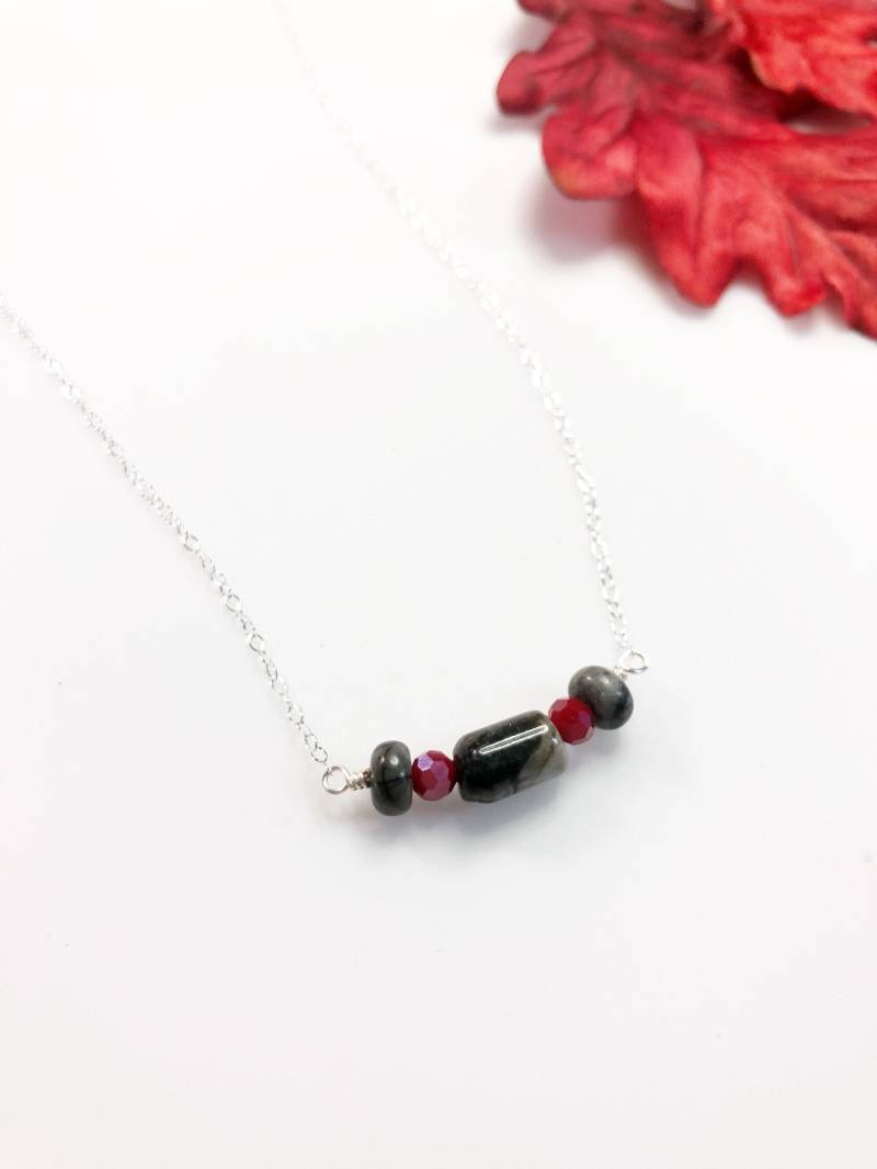 Grau Picasso Marmor Und Rot Glas Perlen Bar Halskette Zierliche Sterling Silber Grau Wirbel Rubin Herbst Schmuck Geschenke Grau Picasso Marmor Und Rot Glas Perlen Bar Halskette Zierliche Sterling Silber Grau Wirbel Rubin Herbst Schmuck Geschenke von JohnnaJoyDesigns