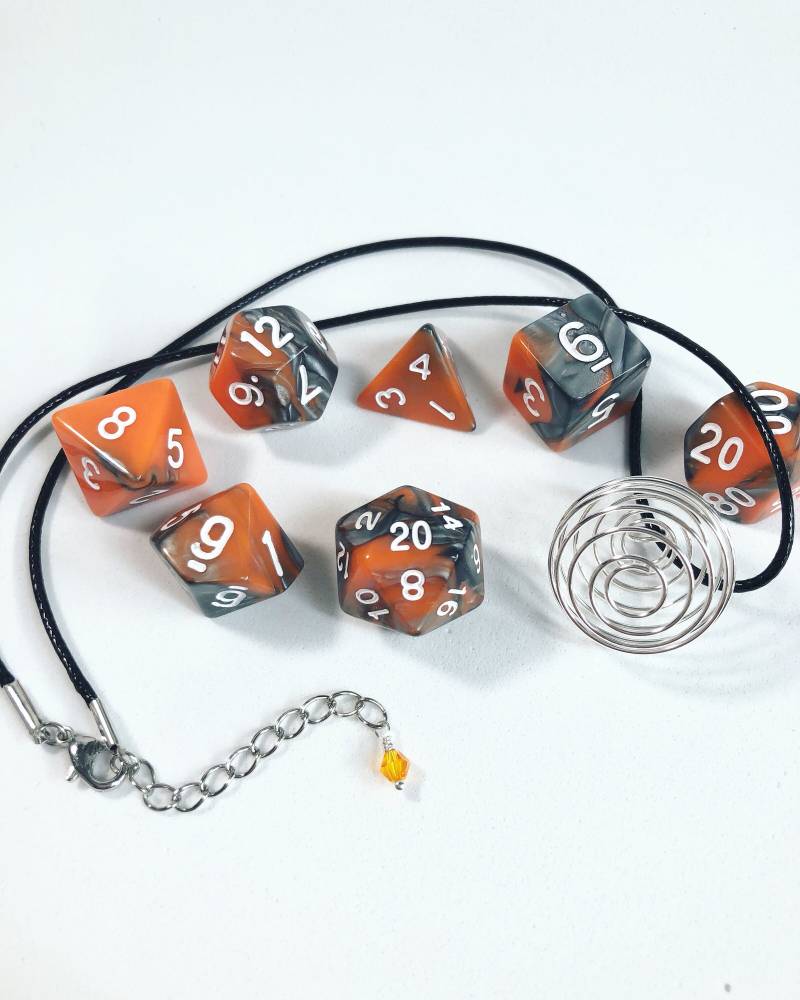 Grau Schwarz Und Orange Wirbel Verwendbar D20 Halskette - Auf Kunstleder Schnur 18" Dungeons Drachen Dungeon/Spiel Master Geschenk Weiß Grau Schwarz Und Orange Wirbel Verwendbar D20 Halskette - Auf Kunstleder Schnur 18" Dungeons Drachen Dungeon/Spiel Master Geschenk Weiß von JohnnaJoyDesigns