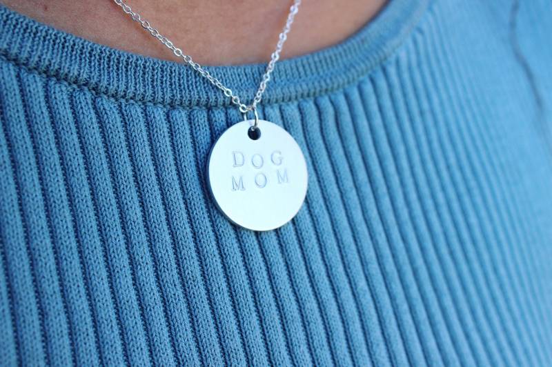 Hund Mama Halskette Gestempelt Aluminium Anhänger Sterling Silber Kette Hund Mama Halskette Gestempelt Aluminium Anhänger Sterling Silber Kette von JohnnaJoyDesigns