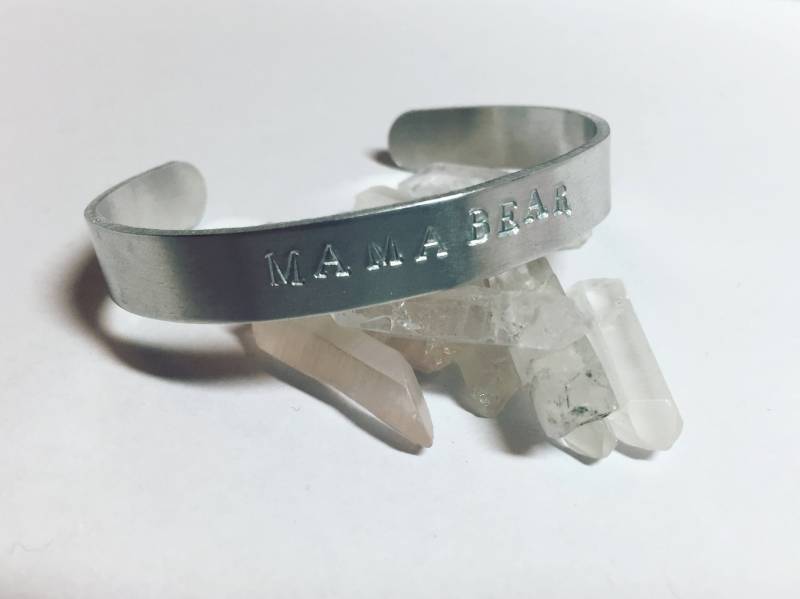 Mama Bear Gestempelt Armband Silber Aluminium Manschette Geschenke Für Mama Mama Bear Gestempelt Armband Silber Aluminium Manschette Geschenke Für Mama von JohnnaJoyDesigns