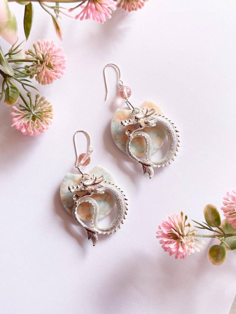 Pfirsich Und Blau Statement Drachen Ohrringe Wyvrn Halskette Sterling Silber Ohrhaken Fantasie Schmuck von JohnnaJoyDesigns