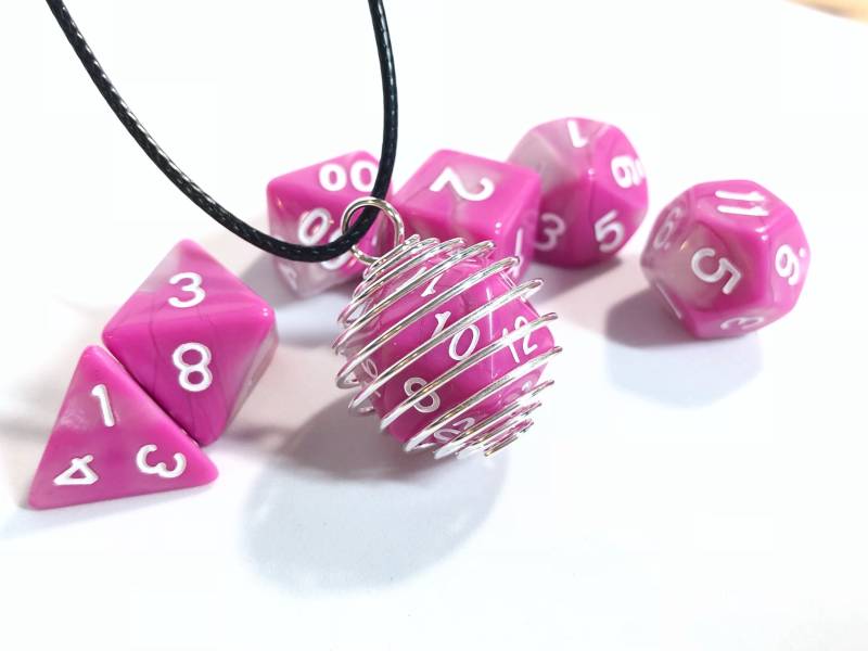 Rosa Und Weiß Nebel Wirbel Verwendbar D20 Halskette Auf Schwarze Schnur 18" Dungeons Drachen Dungeon/Spiel Master Geschenk Zwillinge Marmor Würfel Rosa Und Weiß Nebel Wirbel Verwendbar D20 Halskette Auf Schwarze Schnur 18" Dungeons Drachen Dungeon/Spiel Master Geschenk Zwillinge Marmor Würfel von JohnnaJoyDesigns