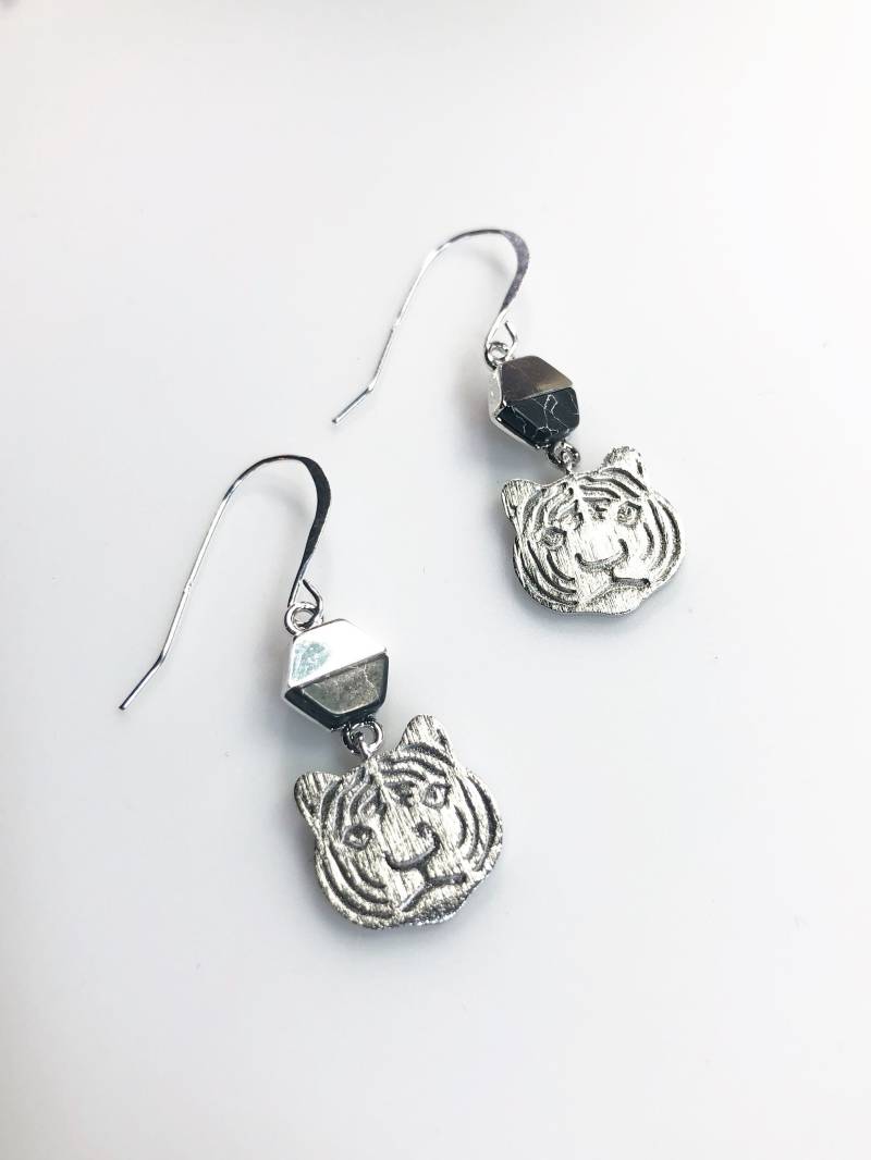 Schwarze Marmor Und Silber Tiger Ohrringe Weißer Streifen Geschenk Für Sie Mode Zoo Tier Liebhaber von JohnnaJoyDesigns