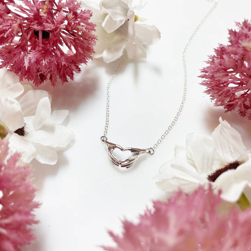 Silber Herzhände Massive Sterling Kette Valentinstag Geschenk Liebesherz Halskette Für Mama Silber Herzhände Massive Sterling Kette Valentinstag Geschenk Liebesherz Halskette Für Mama von JohnnaJoyDesigns