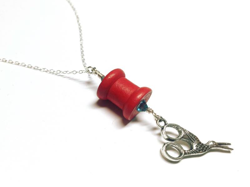 Storch Stickschere Mit Roter Garnrollen Halskette Blauer Kristall Akzent Massive Sterling Silber Kette Lange 30" Storch Stickschere Mit Roter Garnrollen Halskette Blauer Kristall Akzent Massive Sterling Silber Kette Lange 30" von JohnnaJoyDesigns