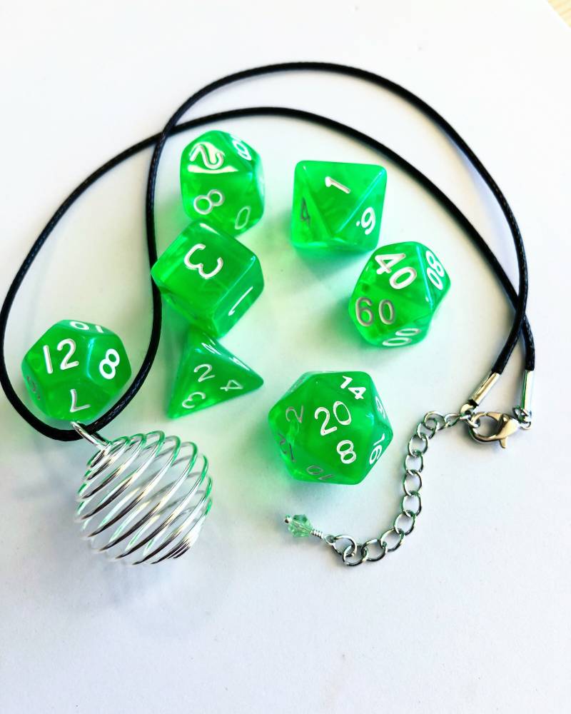 Transluzente Helle Lime Grün Verwendbar D20 Halskette Weiß Nummerierung Vegan Leder Schnur 18" Dungeons Und Drachen Dungeon/Spiel Master Geschenk Transluzente Helle Lime Grün Verwendbar D20 Halskette Weiß Nummerierung Vegan Leder Schnur 18" Dungeons Und Drachen Dungeon/Spiel Master Geschenk von JohnnaJoyDesigns