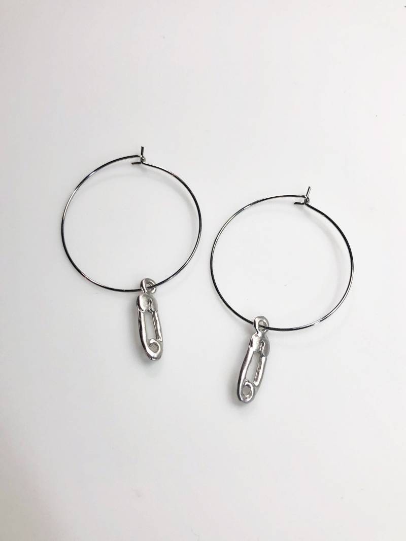 Verkauf Safetypin Creolen Solidarität Ohrringe Sicher Mit Mir Silber Verkauf Safetypin Creolen Solidarität Ohrringe Sicher Mit Mir Silber von JohnnaJoyDesigns