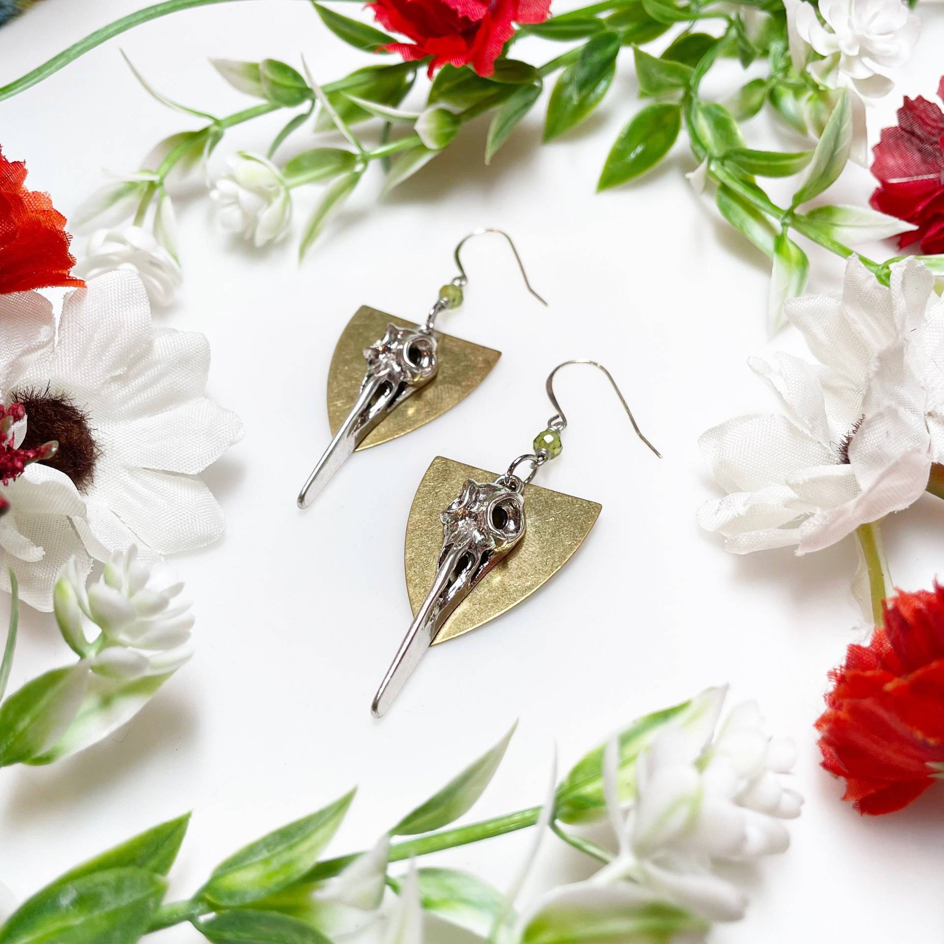 Zweifarbige Kolibri Totenkopf Schild Ohrringe Grüne Peridot Akzent Steine Sterling Silber Ohrdraht Vogelschädel Schmuck Zweifarbige Kolibri Totenkopf Schild Ohrringe Grüne Peridot Akzent Steine Sterling Silber Ohrdraht Vogelschädel Schmuck von JohnnaJoyDesigns