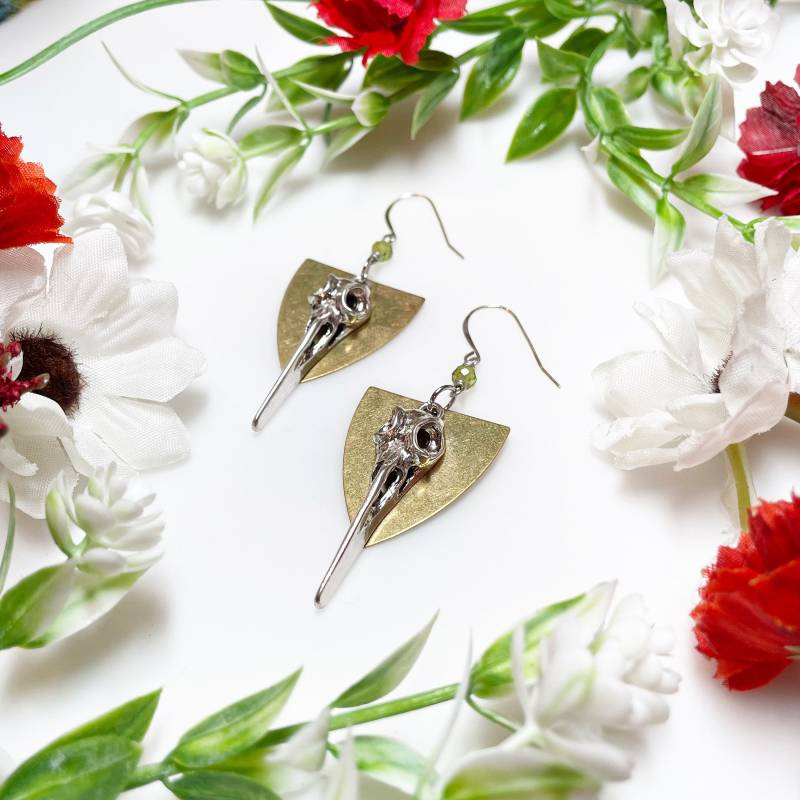Zweifarbige Kolibri Totenkopf Schild Ohrringe Grüne Peridot Akzent Steine Sterling Silber Ohrdraht Vogelschädel Schmuck von JohnnaJoyDesigns