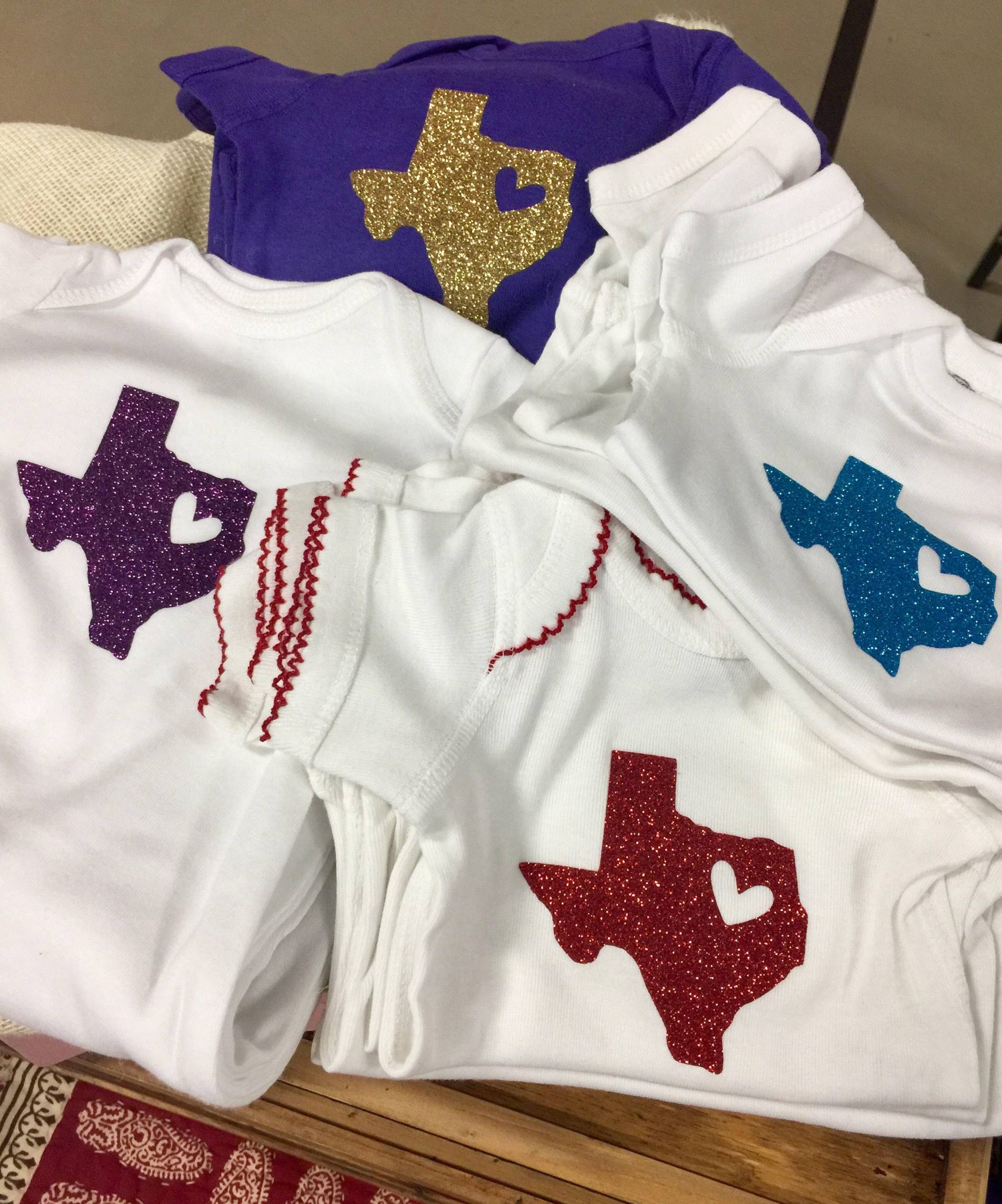 Herz Von Texas Onesie/Layette von JohnnieMarieBoutique