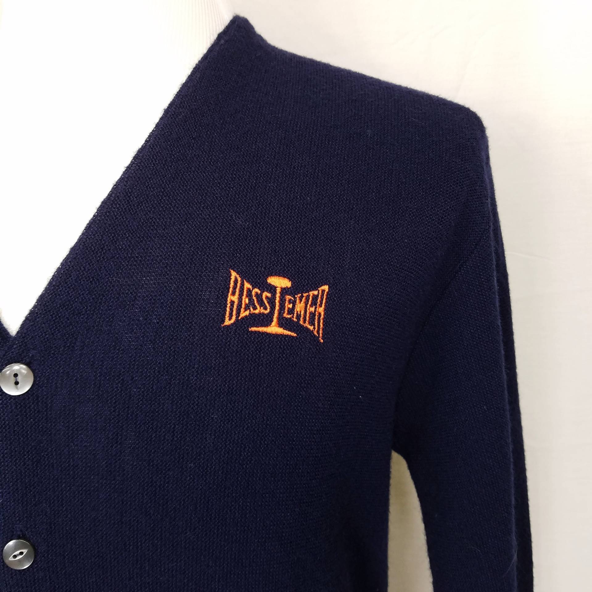Jahrgang Bessemer Railroad Schienen Strickjacke Pullover Größe Große Navy Blau Usa Jahrgang Bessemer Railroad Schienen Strickjacke Pullover Größe Große Navy Blau Usa von JohnnyMarcs