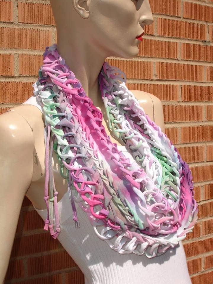 Tshirt Schal. Geschreddert Geflochtene Lockere Webart Jersey Schal, Ewigkeit Weiß Rosa Grün-Violett-Tiedye. Recycling von JohnnyVegasOriginals