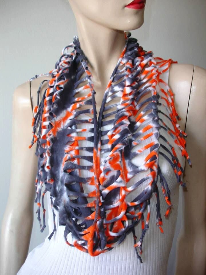 Womens Geschreddert Fransen Upcycled Recycling Tshirt, Tshirt Halskette, Jersey-Kette. Schal. Schwarz Orange Tiger Tiedye von JohnnyVegasOriginals