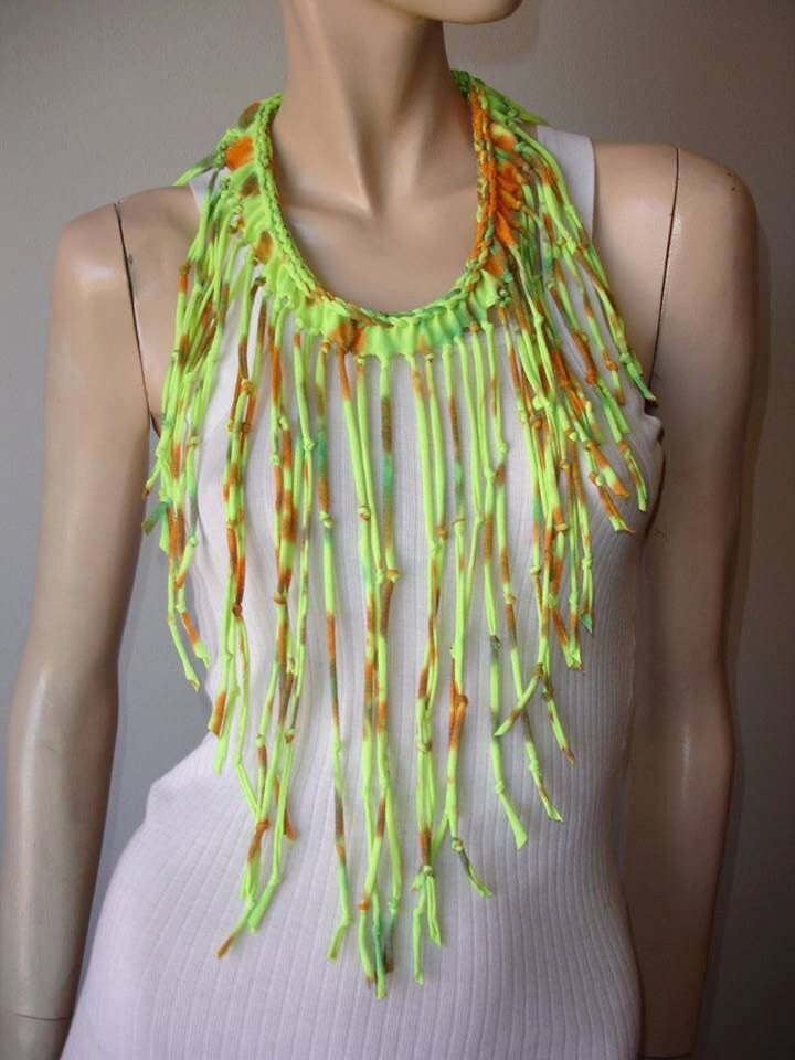 Womens Geschreddert Geflochten Fringe Recycling Neon Tshirt Halskette, Upcycled Jersey Halskette. Tshirt-Schal. Gelb Rost Kalk. Brennenden Mann von JohnnyVegasOriginals