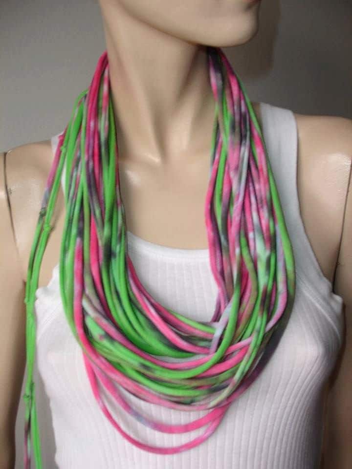 Womens Mens Geschreddert Upcycled Tshirt Schal, Jersey Halskette, Recycling Halskette. Rosa Grün Tiedye. Ewigkeit Unendlich von JohnnyVegasOriginals