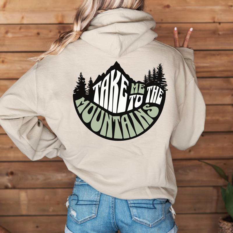 Take Me To The Mountains Shirt With Retro Wavy Text Vintage Outdoor T-Shirt Hoodie & Sweatshirt Gift For Hikers Campers Nature Lovers von JohnnysClothing
