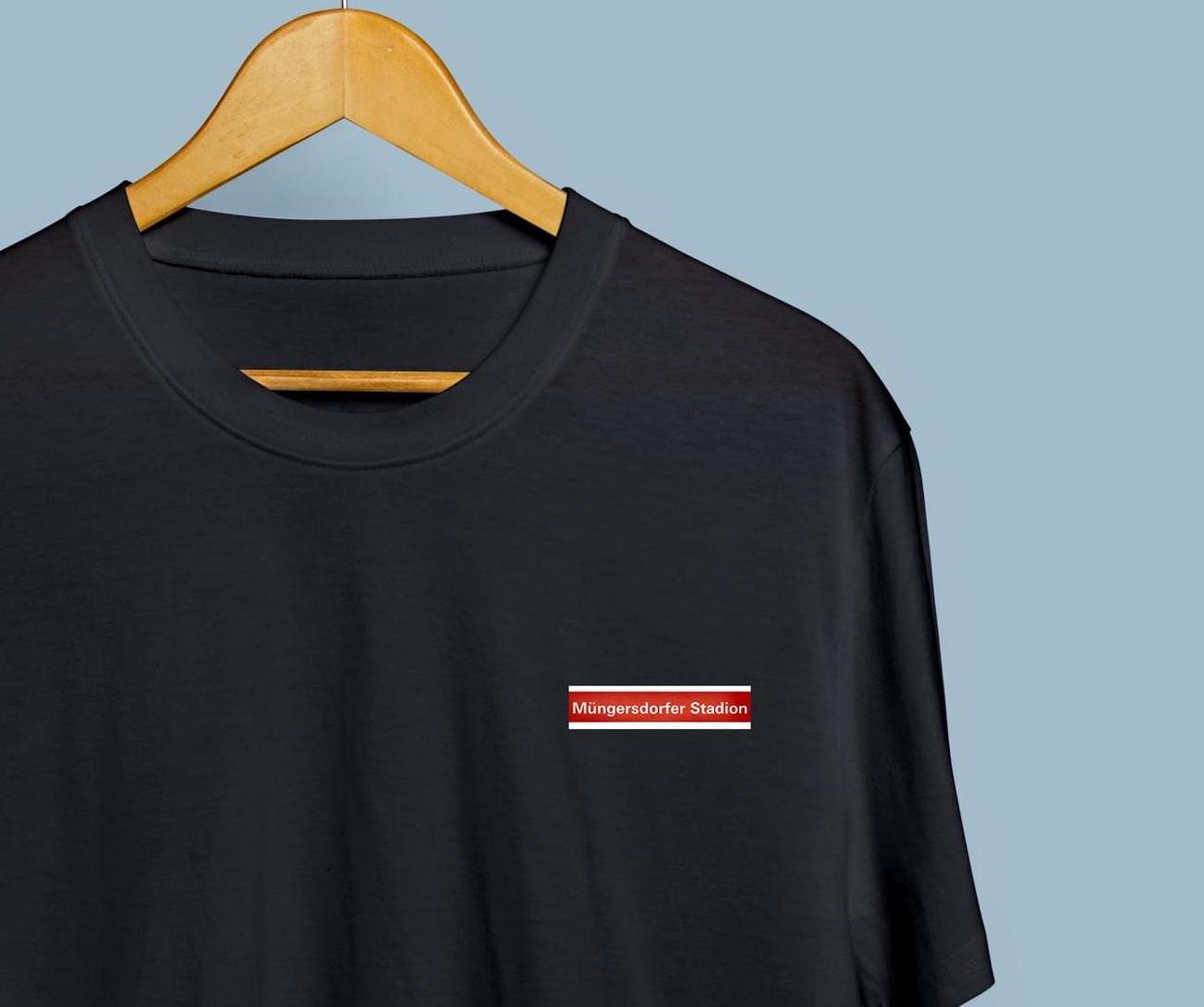 Haltestelle Fußball Bio-Baumwolle T-Shirt Für Fußballfans - Perfektes Geschenk Kölner Haltestelle Fußball Bio-Baumwolle T-Shirt Für Fußballfans - Perfektes Geschenk Kölner von Joldpanz