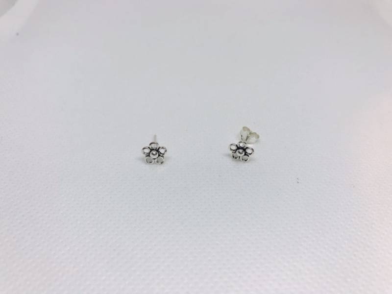 Blumen-Bolzen-Ohrringe Blumen-Bolzen-Ohrringe von JoliArgent