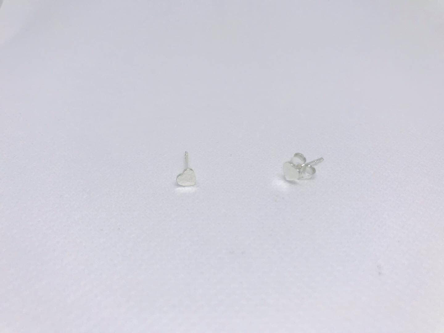 Kleine Herz Ohrstecker, Sterling Silber Liebe Ohrring, Knorpel, Helix Ohrringe Kleine Herz Ohrstecker, Sterling Silber Liebe Ohrring, Knorpel, Helix Ohrringe von JoliArgent