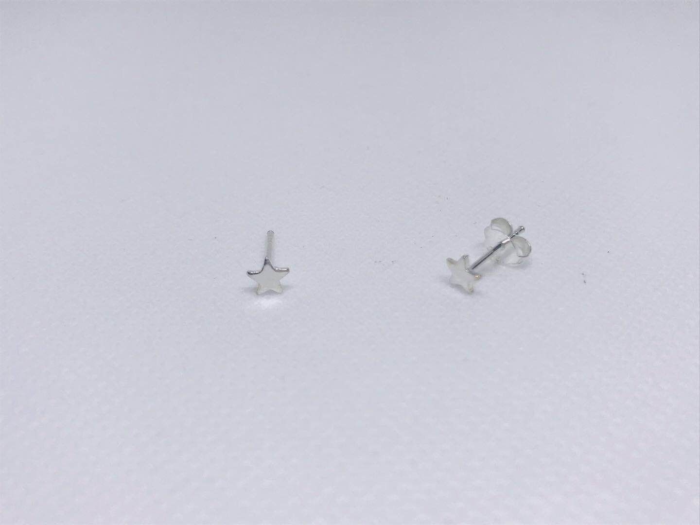 Kleine Stern Ohrstecker 4 Mm, Sterling Silber Ohrstecker, Knorpel, Helix Kleine Stern Ohrstecker 4 Mm, Sterling Silber Ohrstecker, Knorpel, Helix von JoliArgent