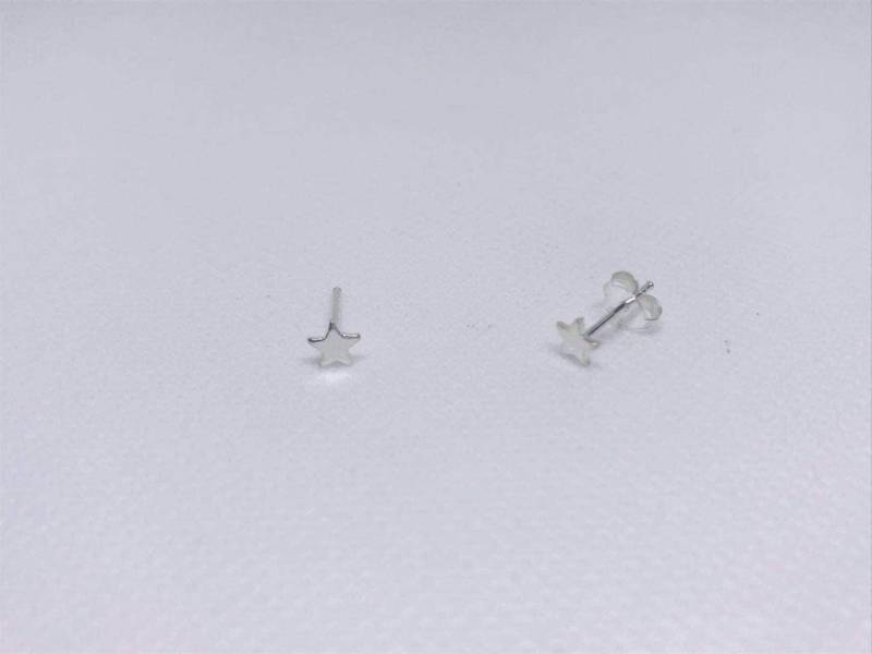 Kleine Stern Ohrstecker 4 Mm, Sterling Silber Ohrstecker, Knorpel, Helix Kleine Stern Ohrstecker 4 Mm, Sterling Silber Ohrstecker, Knorpel, Helix von JoliArgent