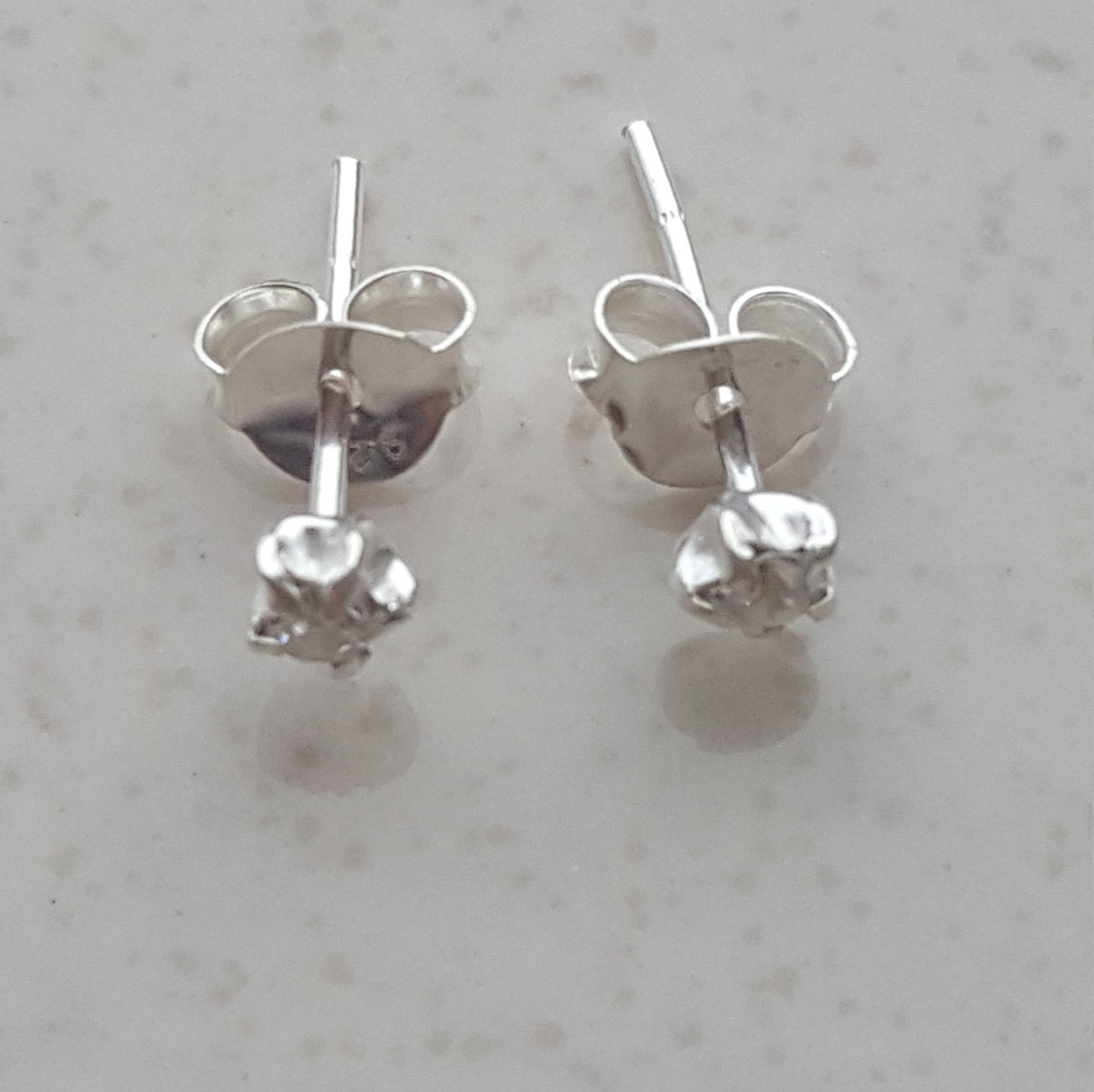 Winziger Stern Cz Ohrstecker 3 Mm, Sterling Silber Ohrstecker, Cubic Zirkonia Ohrring, Kleine Kristallohrring, Knorpel, Helix Ohrringe Winziger Stern Cz Ohrstecker 3 Mm, Sterling Silber Ohrstecker, Cubic Zirkonia Ohrring, Kleine Kristallohrring, Knorpel, Helix Ohrringe von JoliArgent