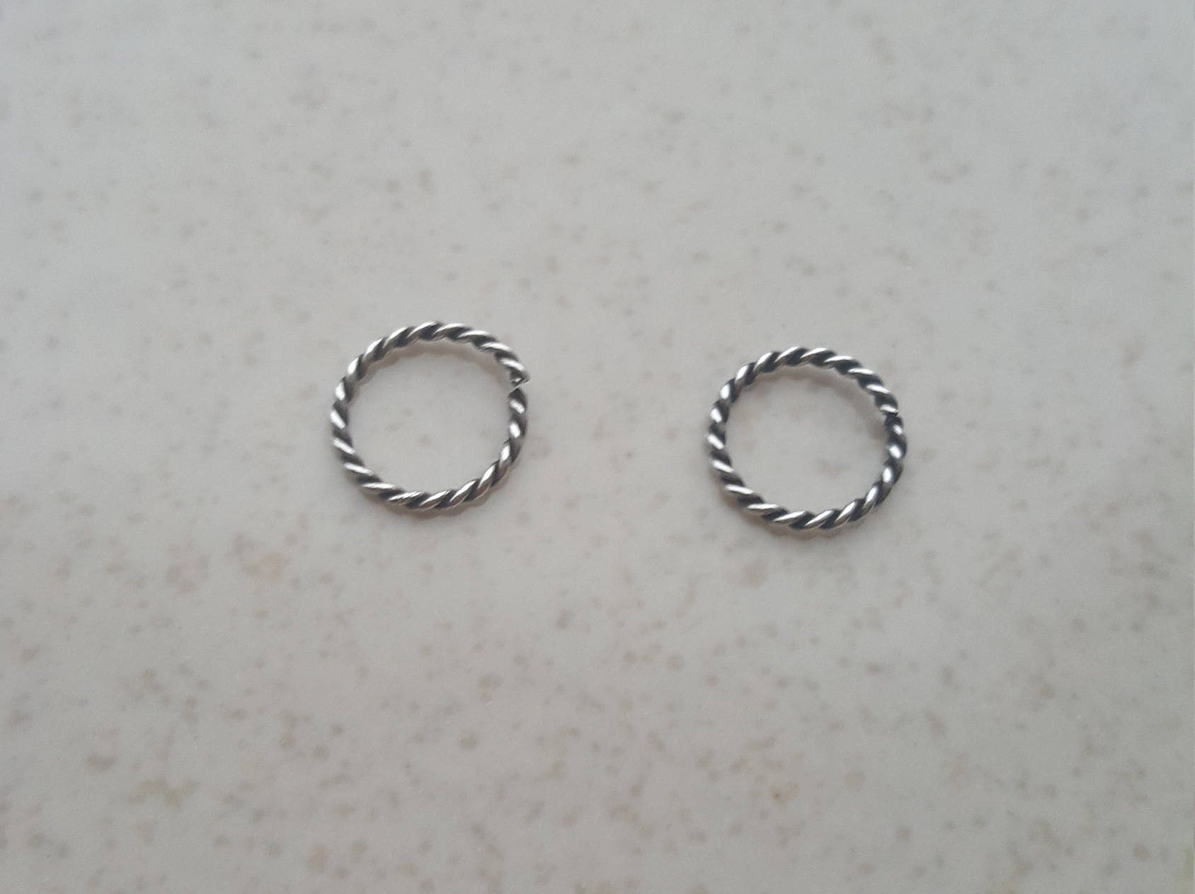 sterling Silber 8mm Verdrehte Reifen Endlos Ohrringe, 20 Gauge Twist Wire, Sleeper Creolen, Knorpel, Nahtlose Ohrring, Nase, Helix sterling Silber 8mm Verdrehte Reifen Endlos Ohrringe, 20 Gauge Twist Wire, Sleeper Creolen, Knorpel, Nahtlose Ohrring, Nase, Helix von JoliArgent