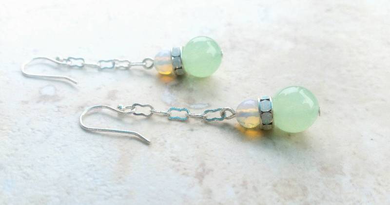 Silber Ketten Ohrringe Mit Grünen Jade & Opalith Perlen, Versilberte Opal Kristall Strassrondelle/Silberne Ohrhänger von JolieFolieOly