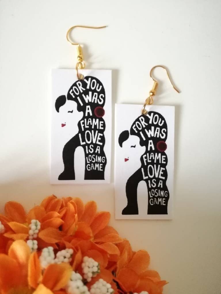 Amy Winehouse Papier Und Weißen Anhänger Ohrringe Amy Winehouse Papier Und Weißen Anhänger Ohrringe von JolieJoieCreazioni