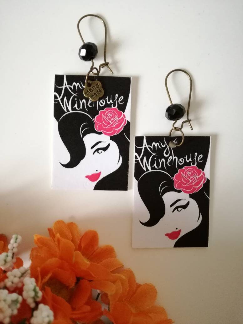 Amy Winehouse Wunderschöne Papierohrringe Mit Rechteckigem Anhänger Und Schwarzer Perle Amy Winehouse Wunderschöne Papierohrringe Mit Rechteckigem Anhänger Und Schwarzer Perle von JolieJoieCreazioni
