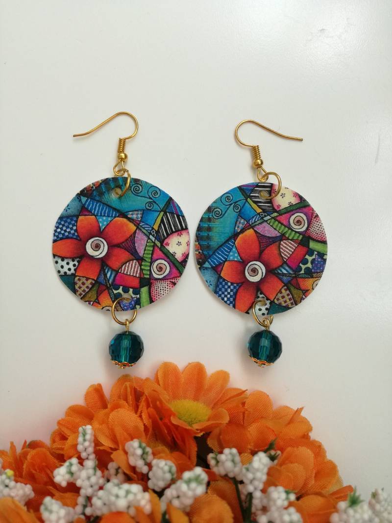 Papiertropfenohrringe Mit Floralem Anhänger Und Aquamarinperle Papiertropfenohrringe Mit Floralem Anhänger Und Aquamarinperle von JolieJoieCreazioni