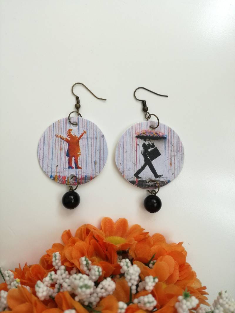 Bancksy Papier Ohrringe Anhänger Mit Banksy Streetart Und Black Pearl Bancksy Papier Ohrringe Anhänger Mit Banksy Streetart Und Black Pearl von JolieJoieCreazioni