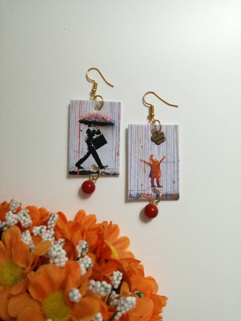 Banksy Ohrringe Perle Tropfen Orange Papier Straßenkunst Gewidmet Banksy Ohrringe Perle Tropfen Orange Papier Straßenkunst Gewidmet von JolieJoieCreazioni