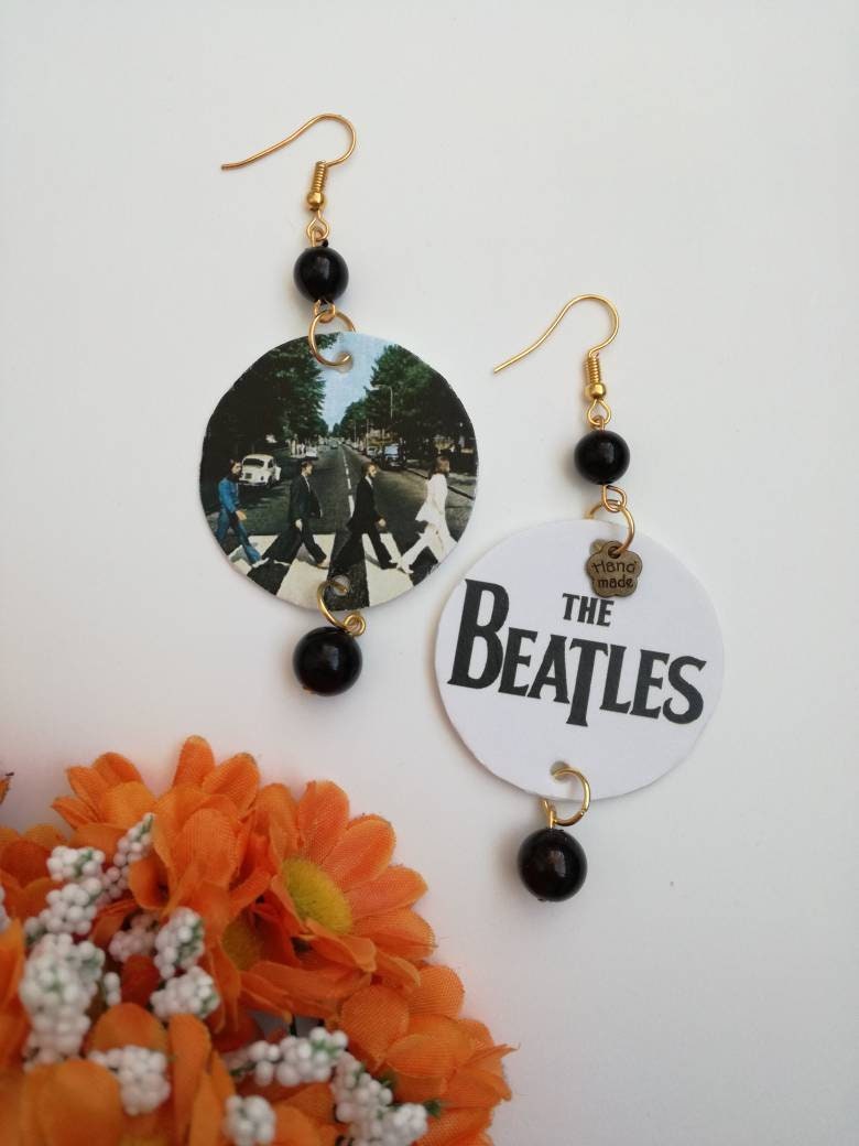Beatles-Ohrringe Aus Papier Mit Creolen-Anhänger Und Schwarzen Perlen, Gewidmet Dem Album „Abbey Road" Beatles-Ohrringe Aus Papier Mit Creolen-Anhänger Und Schwarzen Perlen, Gewidmet Dem Album „Abbey Road" von JolieJoieCreazioni