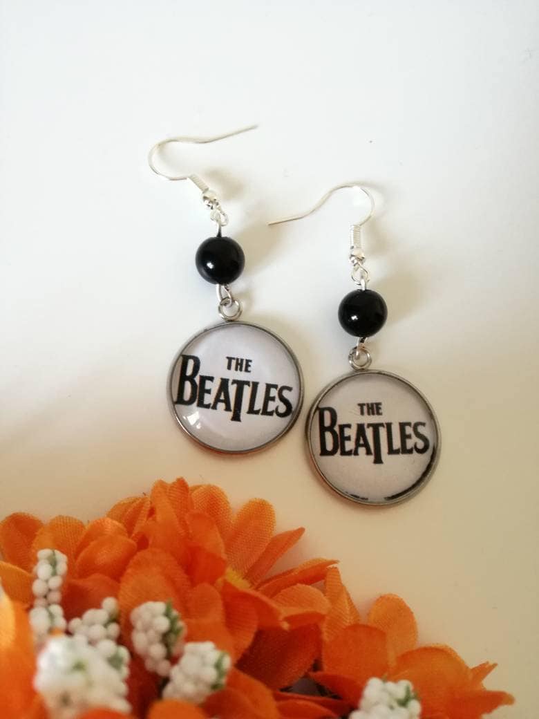 Beatles-Ohrringe Mit Rundem Anhänger, 20 Mm, in Schwarz Und Weiß Schwarzer Perle Beatles-Ohrringe Mit Rundem Anhänger, 20 Mm, in Schwarz Und Weiß Schwarzer Perle von JolieJoieCreazioni