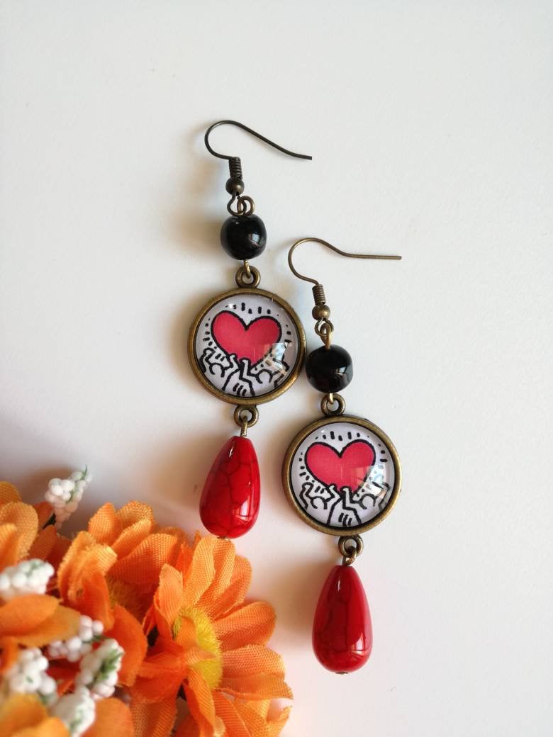 Bronzene Kamee-Ohrringe Mit Anhänger Von Keith Haring Schwarz-Weißem Bild Und Rotem Herz, Harings Symbol Bronzene Kamee-Ohrringe Mit Anhänger Von Keith Haring Schwarz-Weißem Bild Und Rotem Herz, Harings Symbol von JolieJoieCreazioni