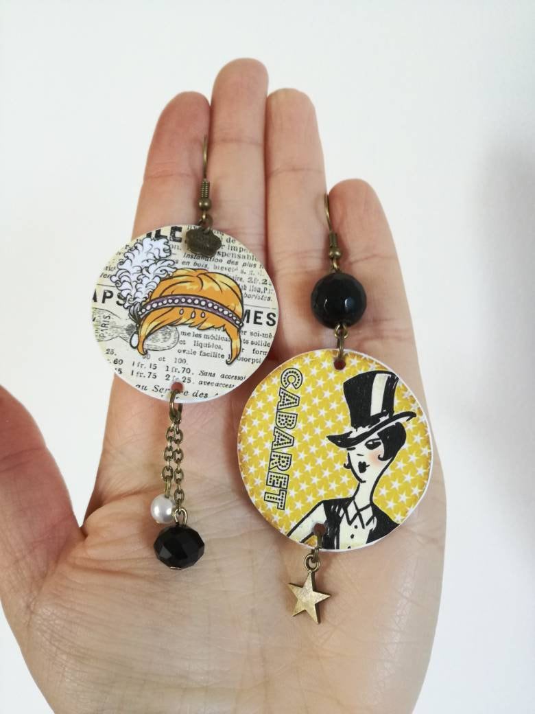 Cabaret-Theater-Papierohrringe Mit Kreisanhänger, Vintage-Theaterbild Und Schwarz-Weißen Perlen Cabaret-Theater-Papierohrringe Mit Kreisanhänger, Vintage-Theaterbild Und Schwarz-Weißen Perlen von JolieJoieCreazioni