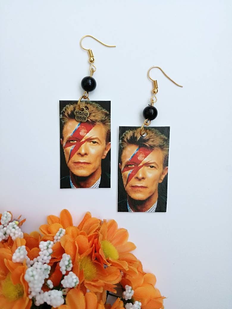 David Bowie Papier Ohrringe Anhänger Mit Rechteck Geformt Und Schwarze Perlen David Bowie Papier Ohrringe Anhänger Mit Rechteck Geformt Und Schwarze Perlen von JolieJoieCreazioni