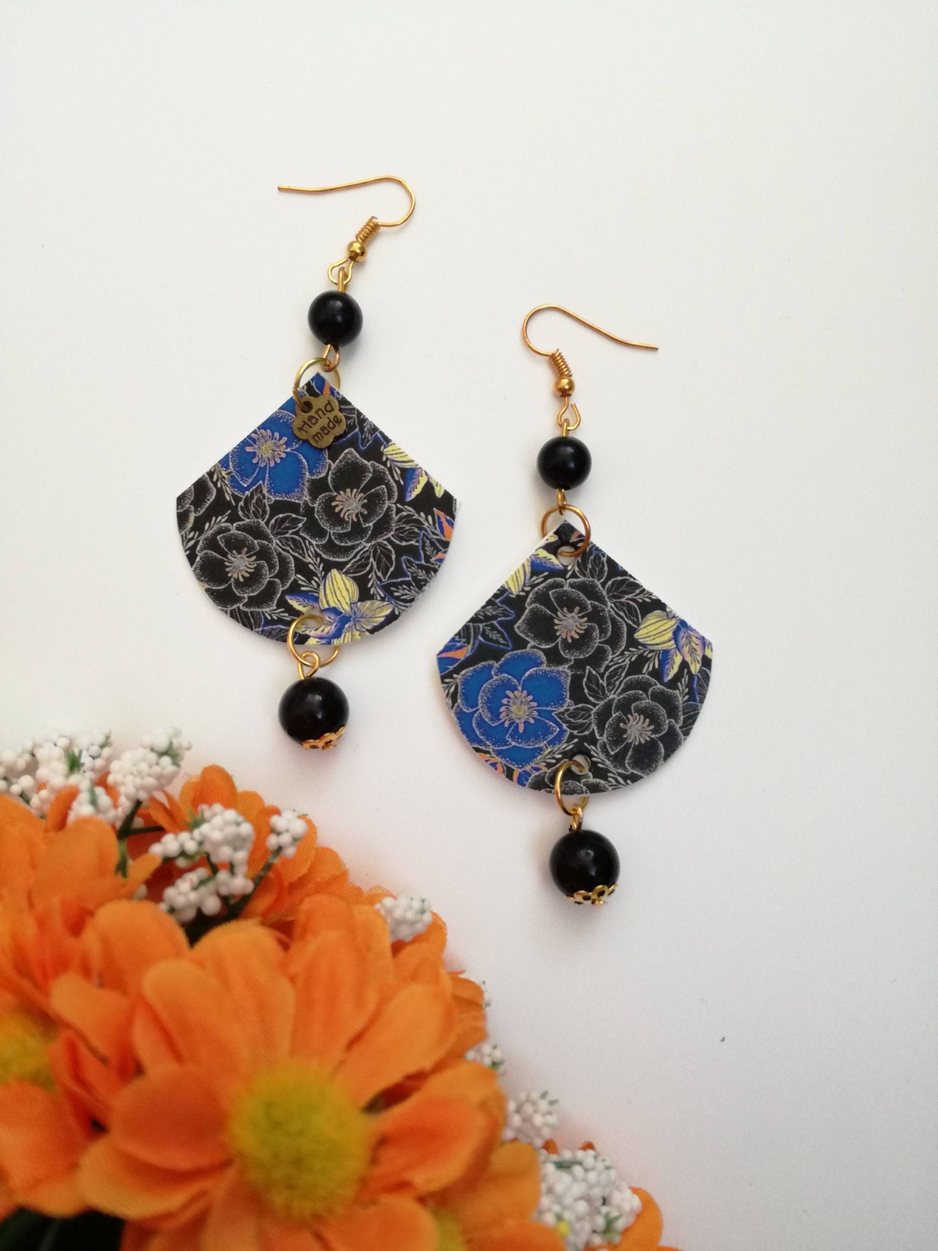 Fächerförmige Papierohrringe Mit Blumenmuster Und Schwarzen Perlen Fächerförmige Papierohrringe Mit Blumenmuster Und Schwarzen Perlen von JolieJoieCreazioni