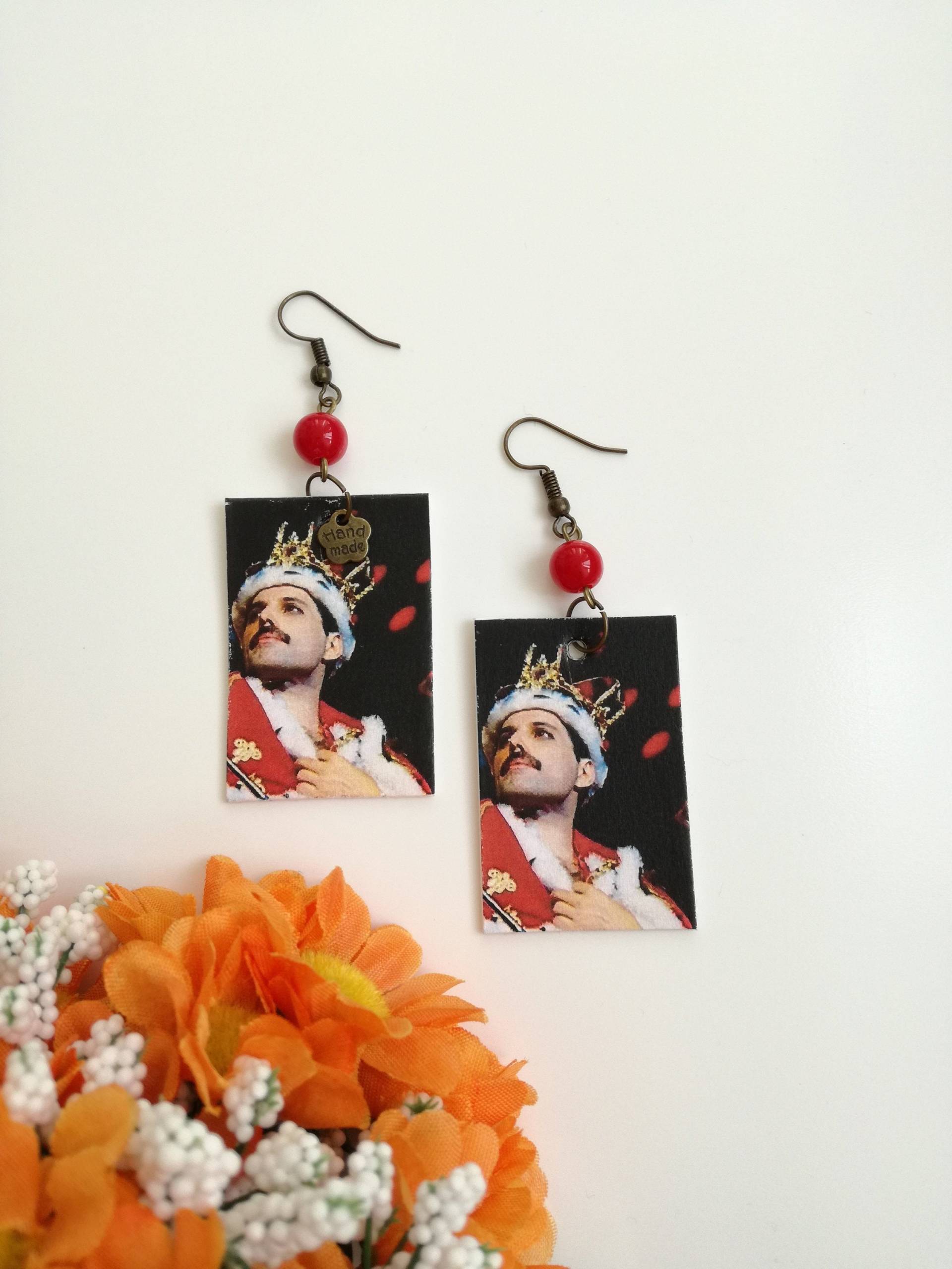 Freddy Mercury Papierohrringe Mit Roter Perle Freddy Mercury Papierohrringe Mit Roter Perle von JolieJoieCreazioni
