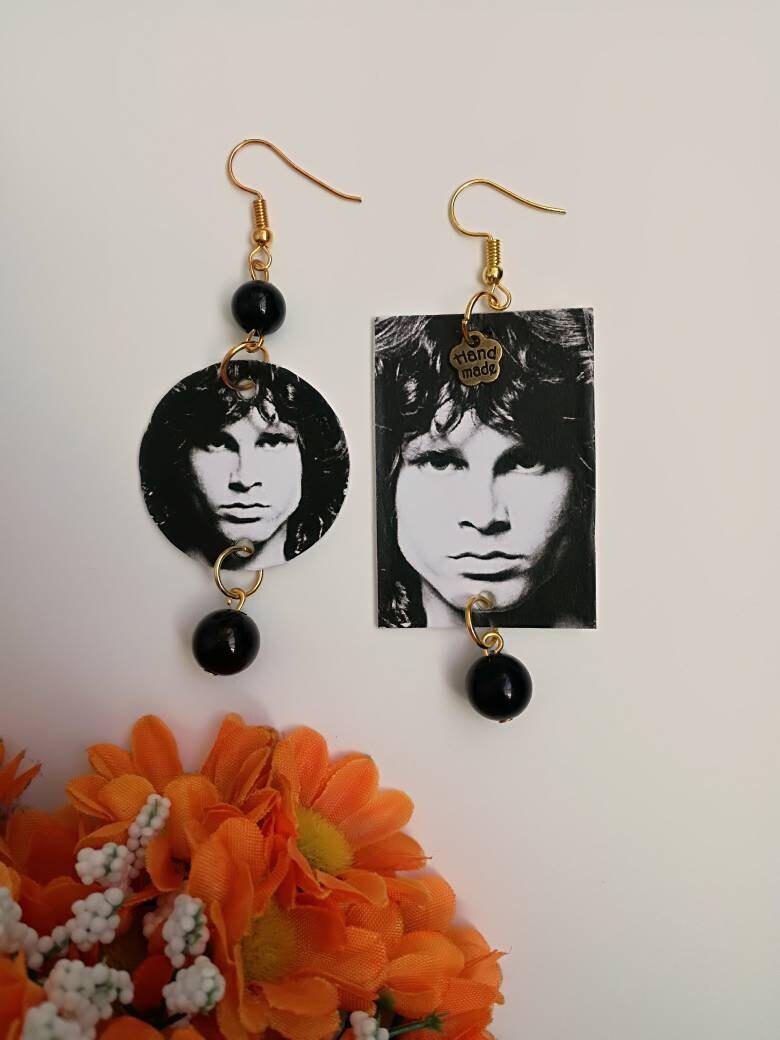 Jim Morrison Papier Ohrringe Anhänger Circle Mit Schwarzen Perlen Jim Morrison Papier Ohrringe Anhänger Circle Mit Schwarzen Perlen von JolieJoieCreazioni