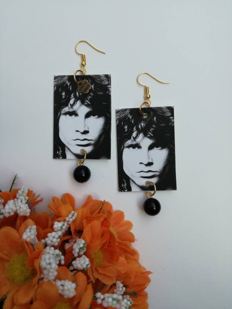 Jim Morrison Papier Ohrringe Anhänger Mit Rechteck Geformt Und Schwarzen Perlen Jim Morrison Papier Ohrringe Anhänger Mit Rechteck Geformt Und Schwarzen Perlen von JolieJoieCreazioni