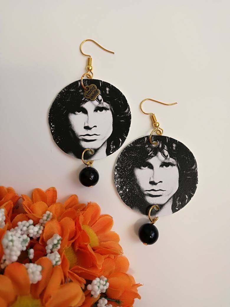 Jim Morrison Papierohrringe Mit Kreisanhänger Und Schwarzen Perlen Jim Morrison Papierohrringe Mit Kreisanhänger Und Schwarzen Perlen von JolieJoieCreazioni