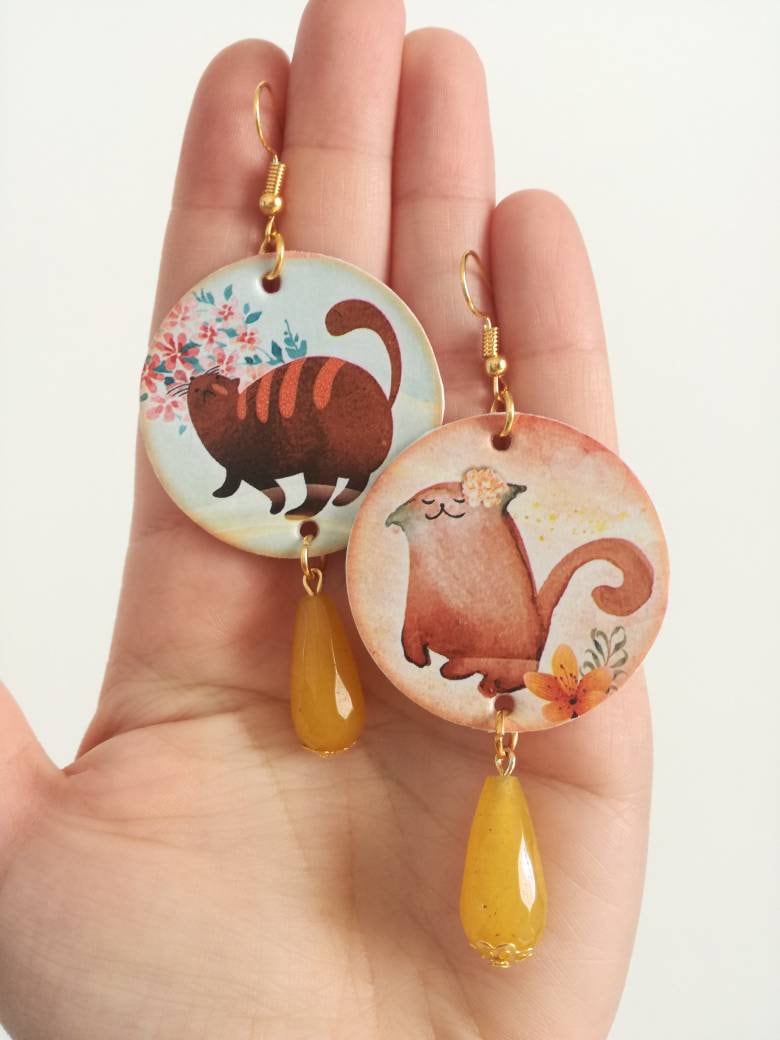 Katzenpapierohrringe Mit Kreisanhänger Und Gelber Steinperle Katzenpapierohrringe Mit Kreisanhänger Und Gelber Steinperle von JolieJoieCreazioni