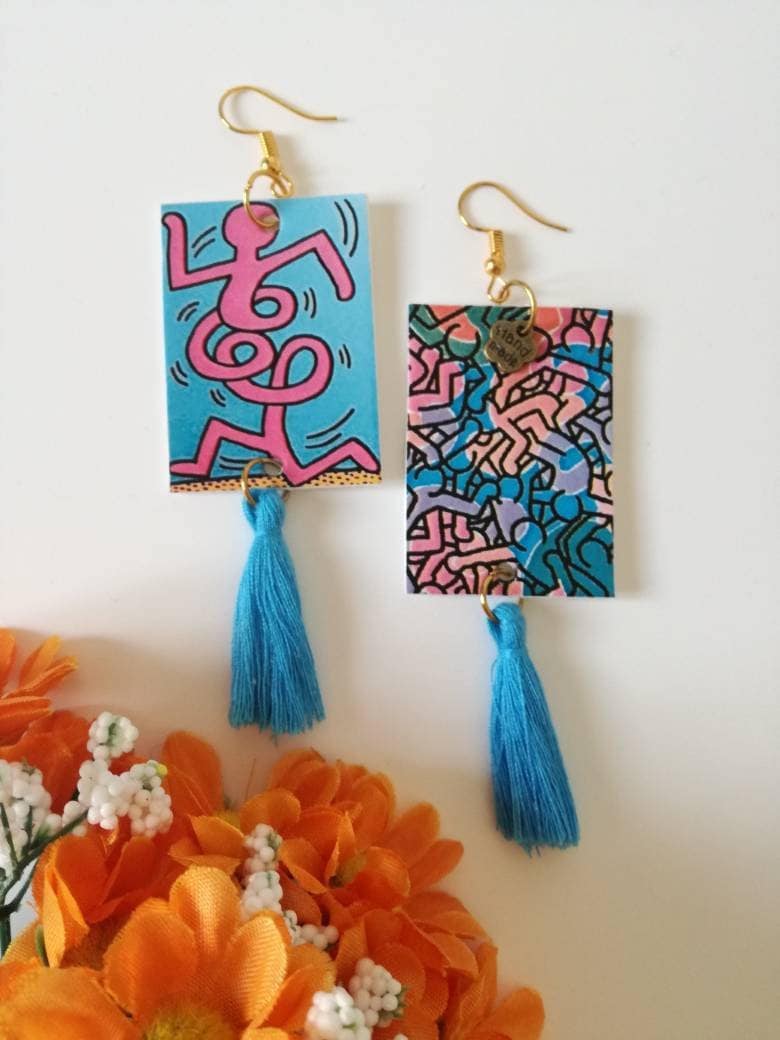 Keith Haring Papierohrringe Mit Farbigen Männern Und Hellblauer Baumwollquaste von JolieJoieCreazioni